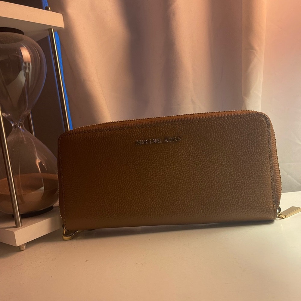 Selling Michael Kors brown wallet Brand new